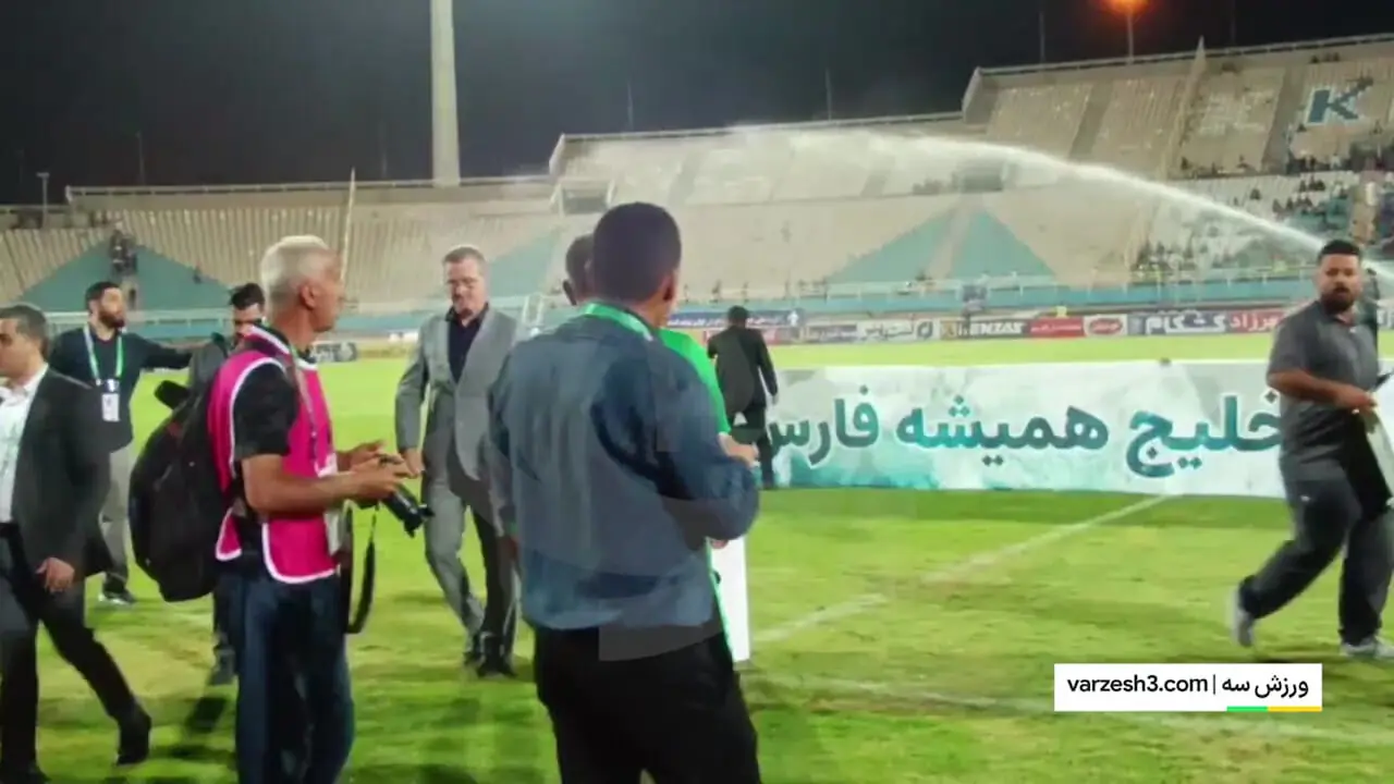 ببینید لحظه ورود جام قهرمان لیگ برتر فوتبال کشور!