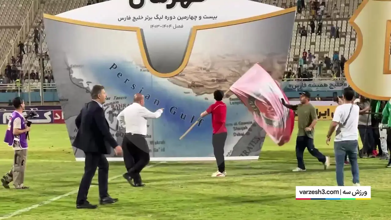 کری سنگین ستاره تراکتور با کوبیدن پرچم در جشن قهرمانی